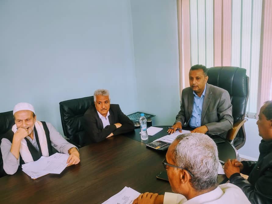 مدير عام مكتب ضرائب تعز يجتمع بمدراء الفروع