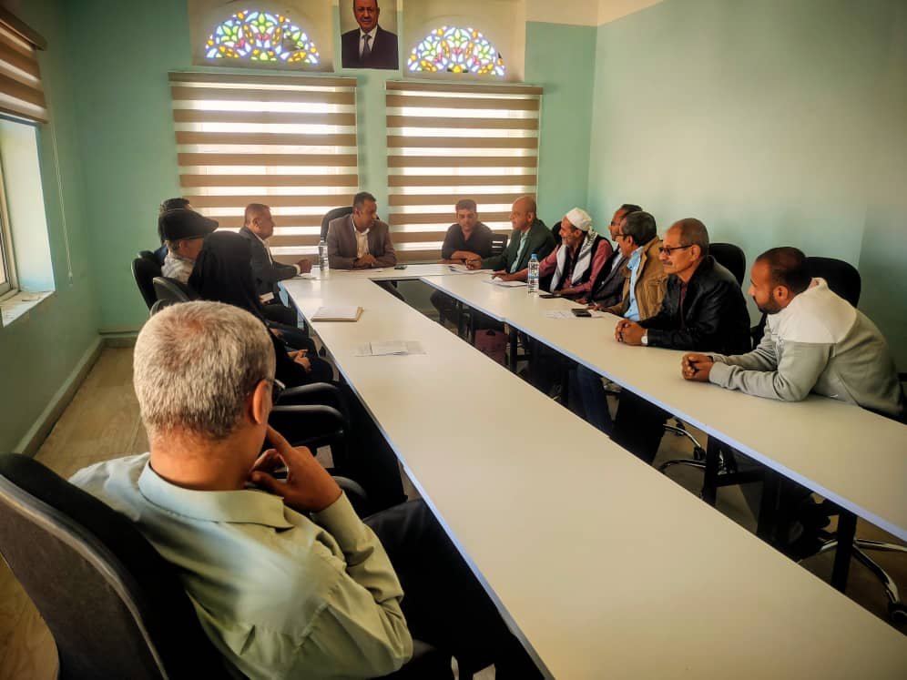 مدير عام ضرائب تعز يرأس اجتماعا لمناقشة تقارير العام 2025 م وخطة المكتب في العام الجديد 2026 م