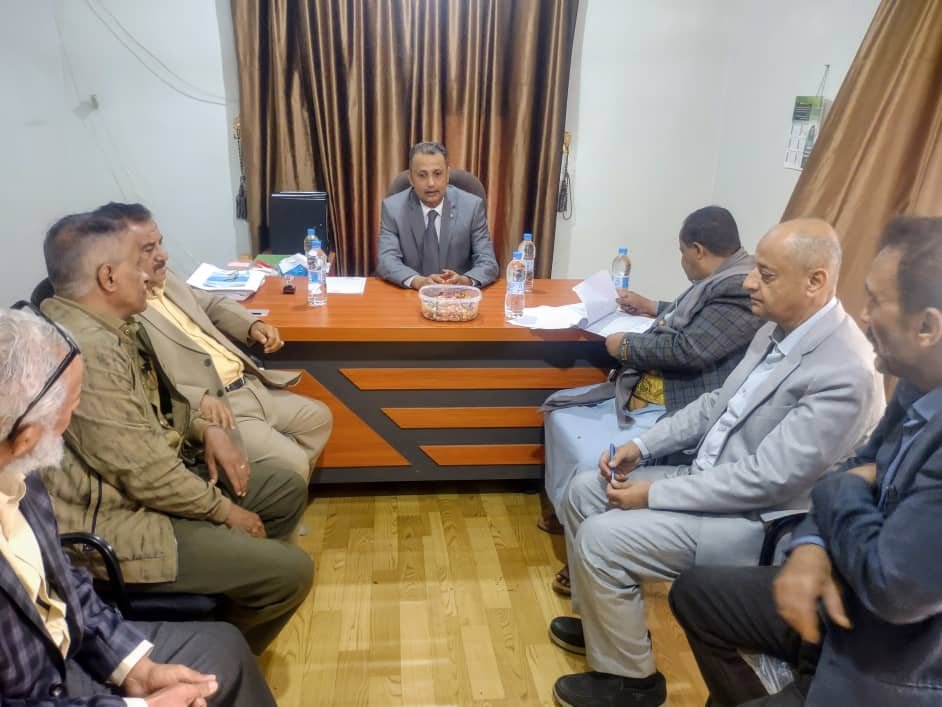 مدير عام ضرائب تعز يتفقد الإدارات والفروع في أول يوم دوام بعد إجازة عيد الفطر